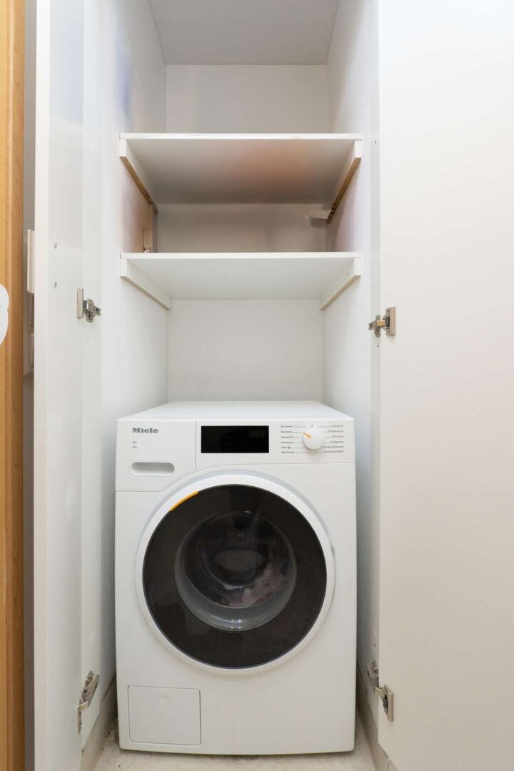 Einbauschrank / Waschmaschinen-Anschluss