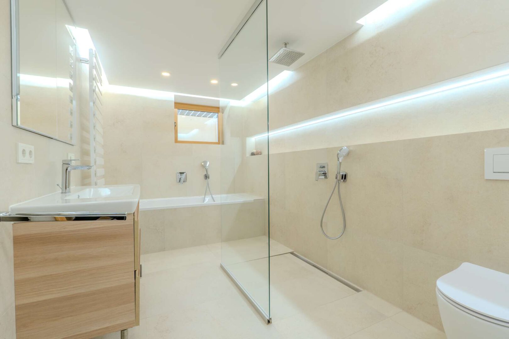 Schönes Badezimmer mit Wanne und Walk-In-Dusche