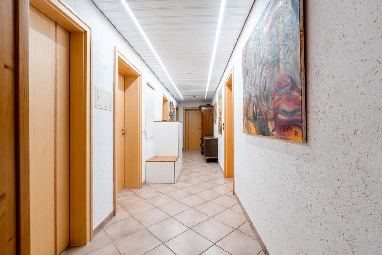 Flur mit LED-Beleuchtung