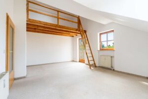 Wohnzimmer mit Zugang zum Balkon