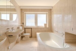 Wannenbadezimmer