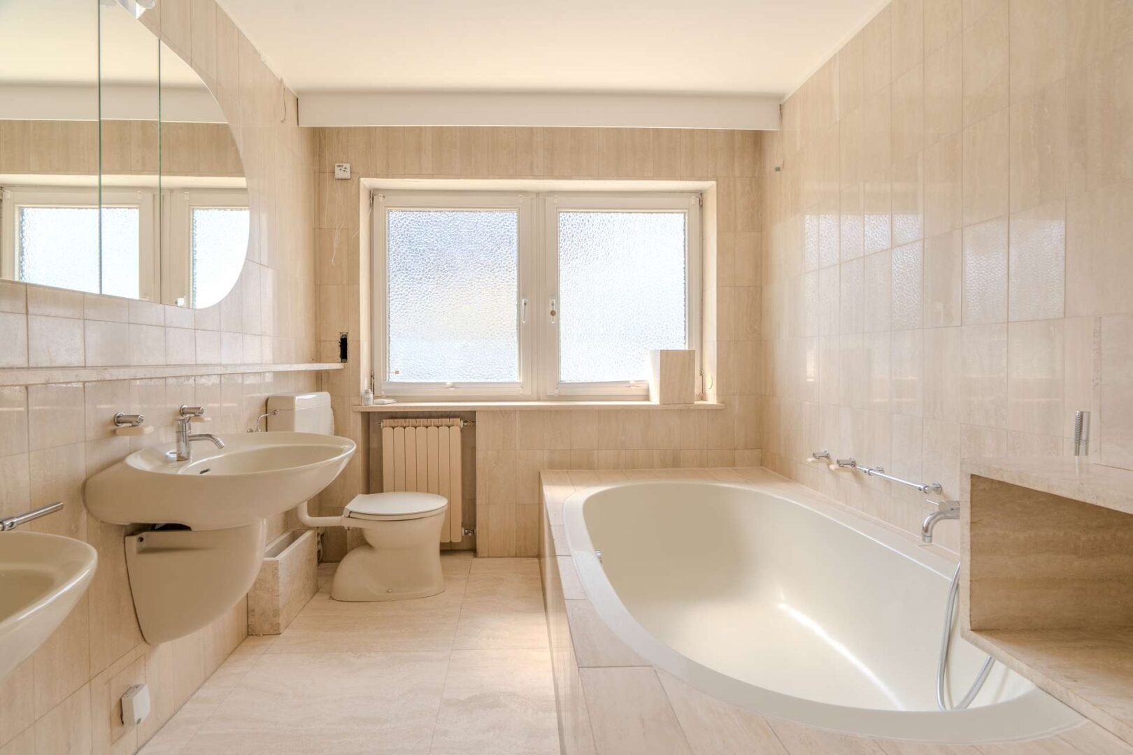 Wannenbadezimmer