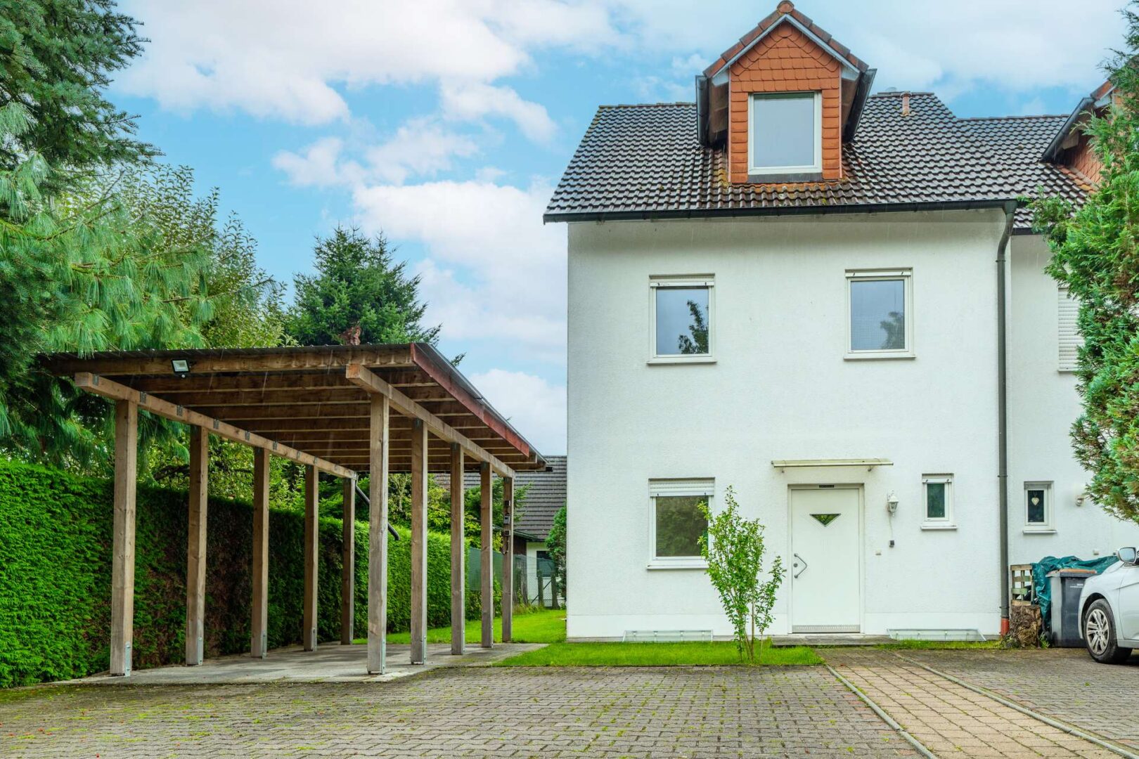 Carport / Haus-Vorderseite