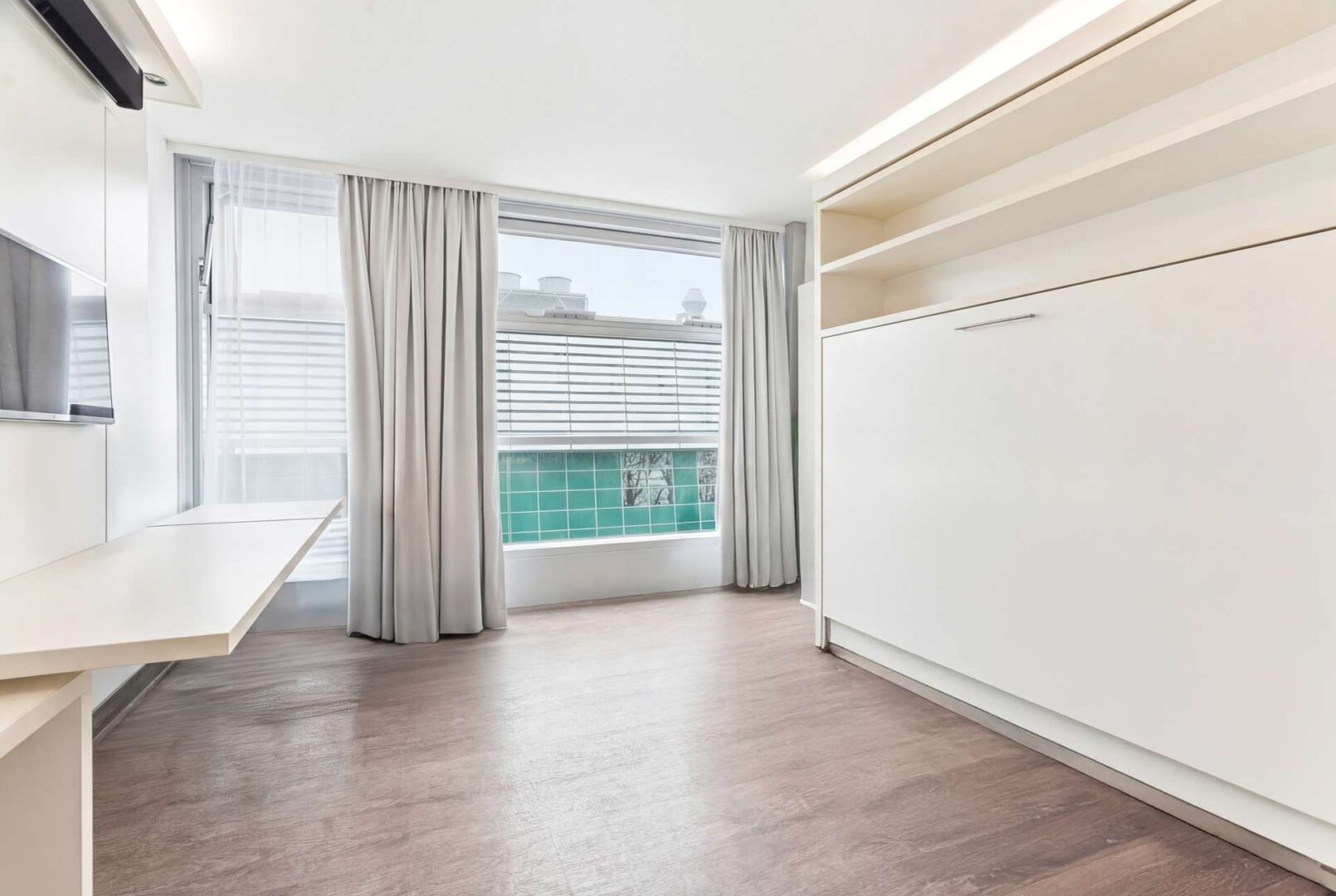 Helles Zimmer mit einklappbarem Bett