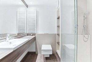 Modernes Badezimmer mit Dusche