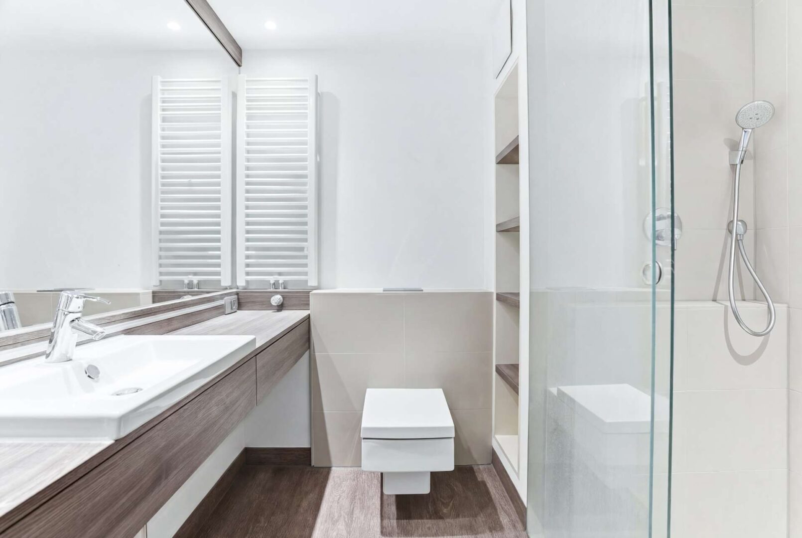 Modernes Badezimmer mit Dusche