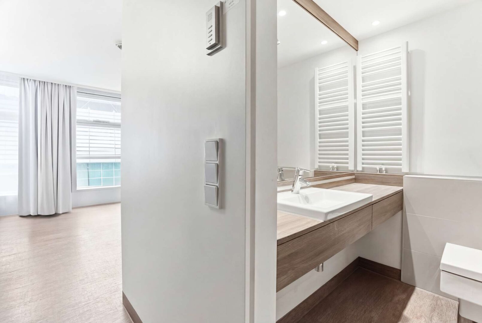 Blick Richtung Wohn- und Badezimmer