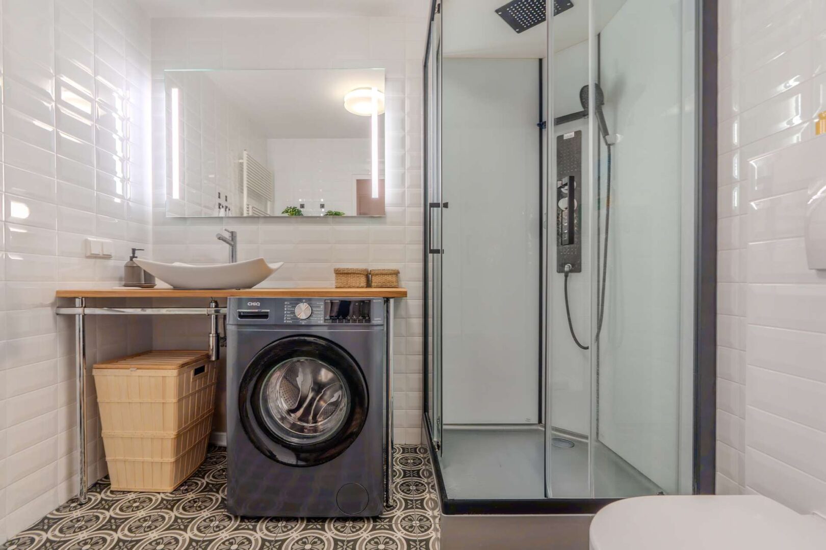 Badezimmer mit moderner Dusche