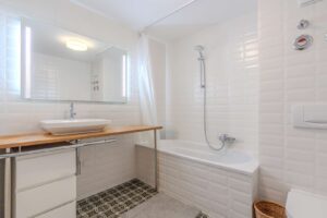 Helles Badezimmer