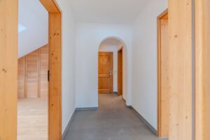 Flur mit Blick zum Eingang