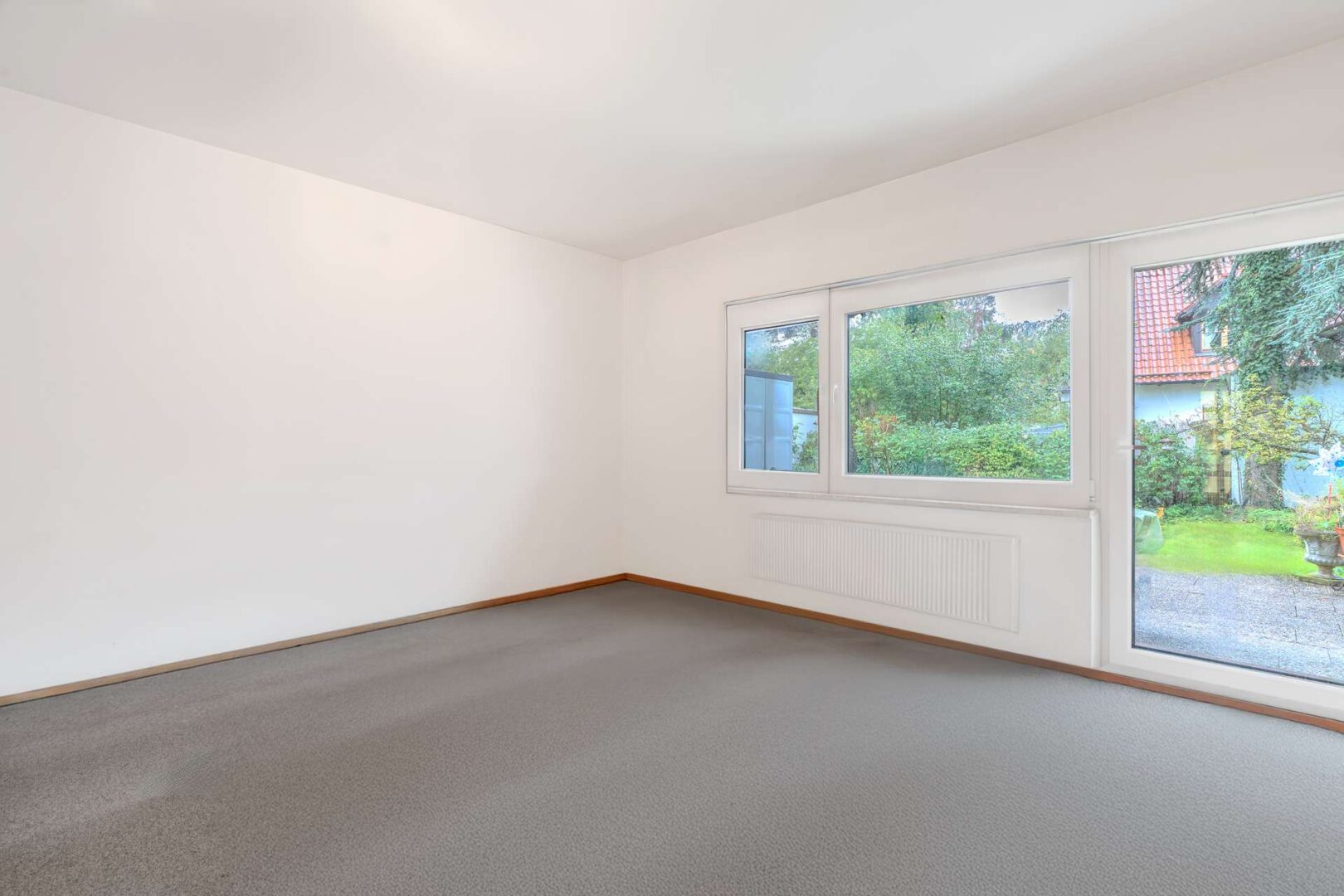 Wohnzimmer mit Blick zum Garten - leer