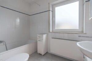 Tageslicht-Badezimmer im OG