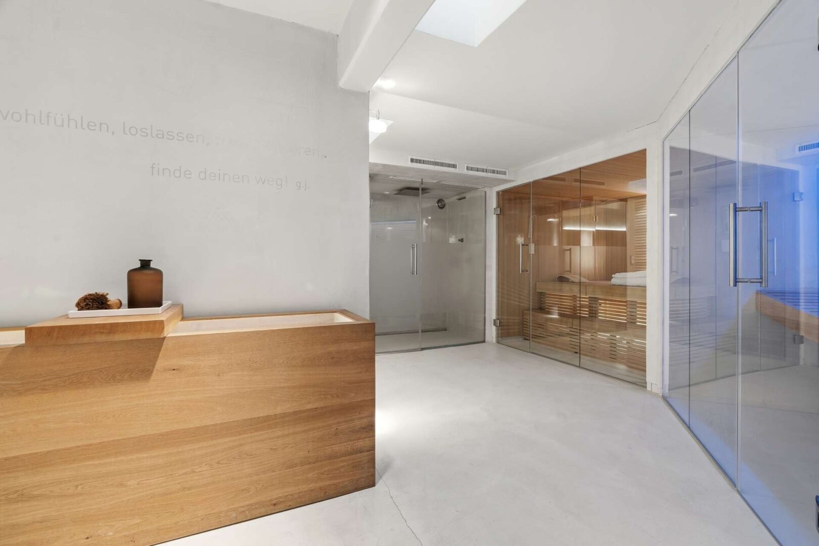 Blick zur Sauna und Dusche