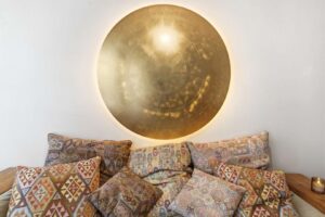 Designcouch und Deko
