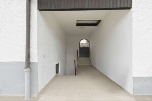 Zweiter Eingang ins Haus und Garagen-Durchgang